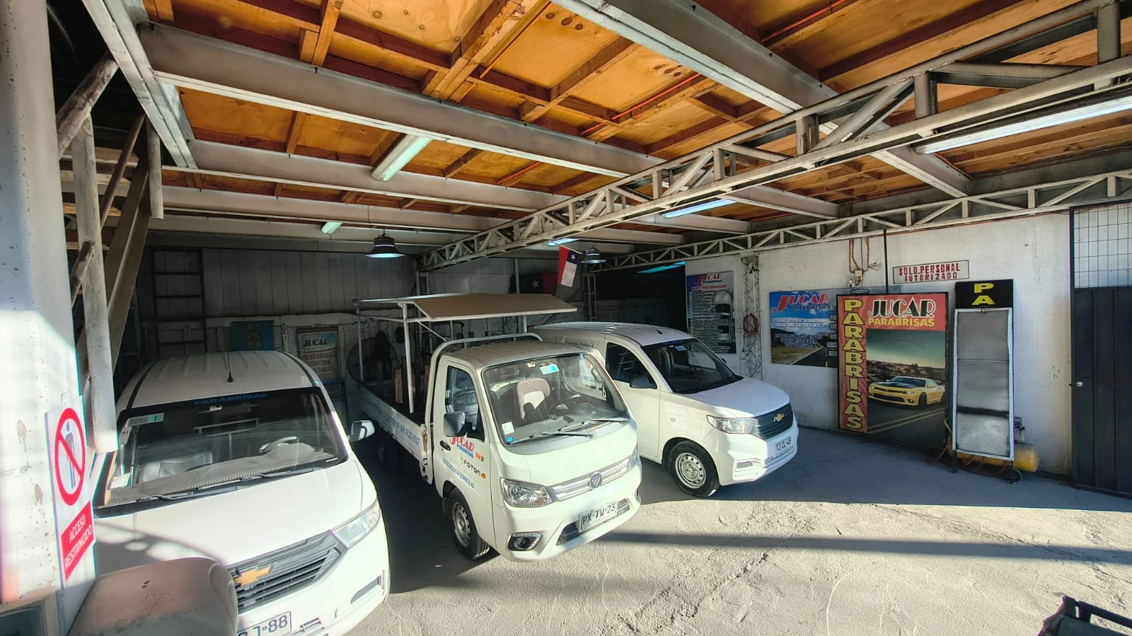 Vehículos de trabajo de JUCAR dentro del taller de Peñalolén
